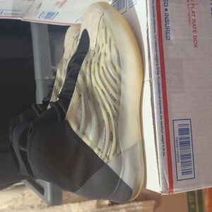 GUC Yeezy 's QTMN Basketball sneakers, size 8.5 no box
